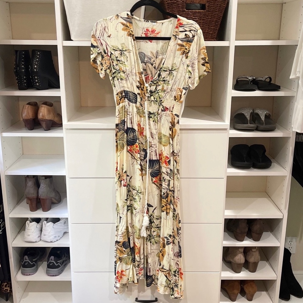 Floral maxi dress with top buttons and tie